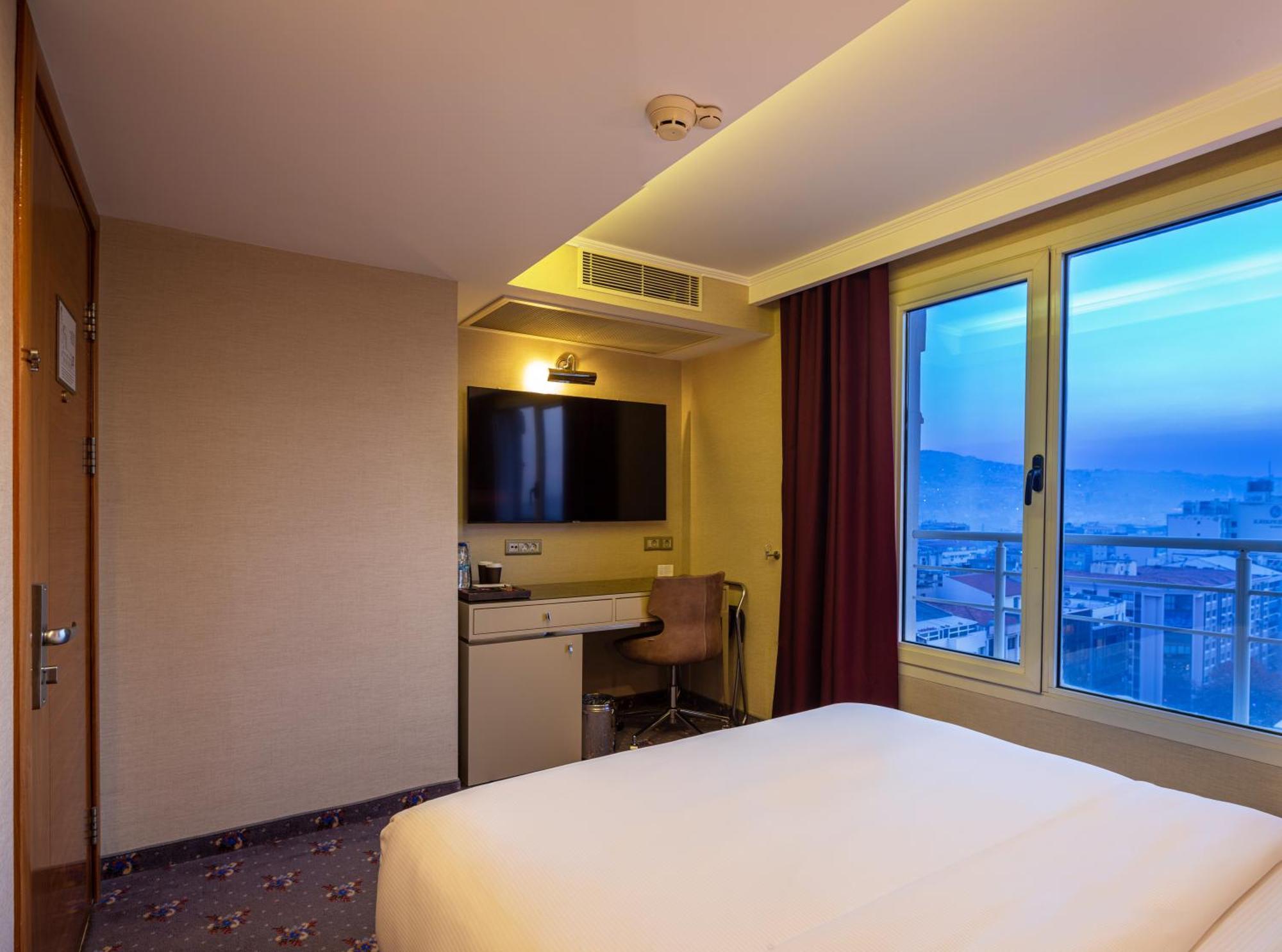 מלון Doubletree By Hilton Izmir - Alsancak מראה חיצוני תמונה