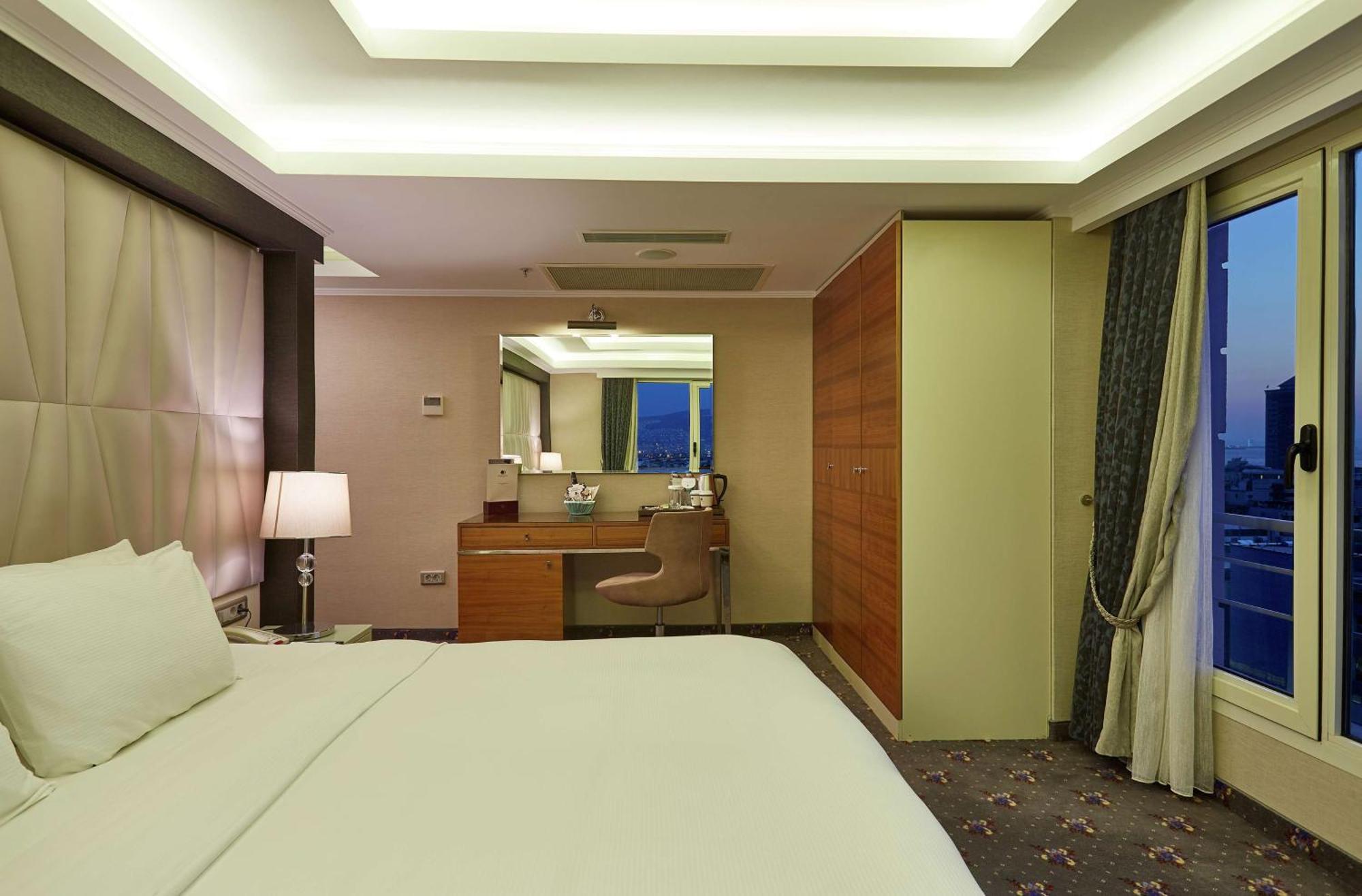 מלון Doubletree By Hilton Izmir - Alsancak מראה חיצוני תמונה